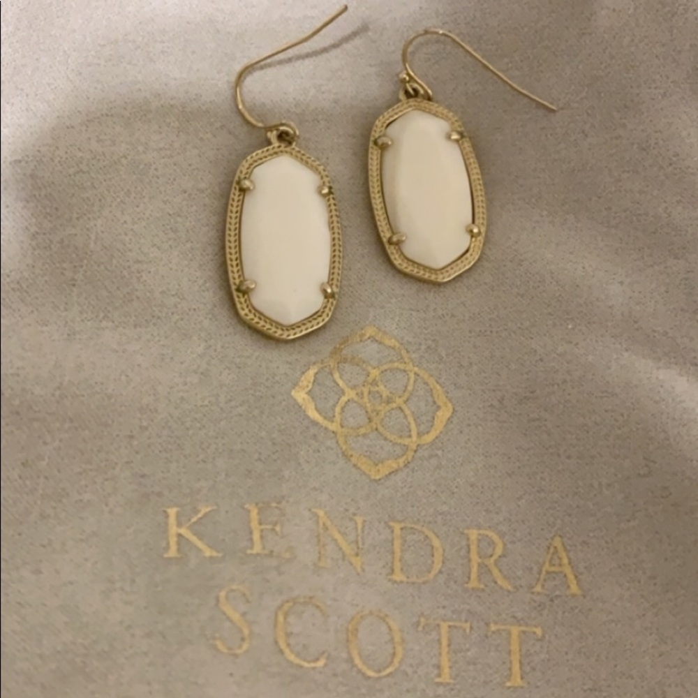 White Kendra Scott Earrings 💅🏼💕